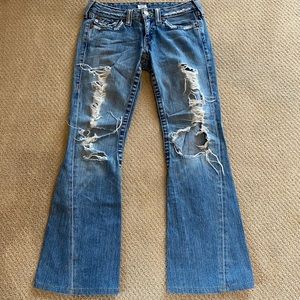 Fun and trendy high-end jeans with laidback look.